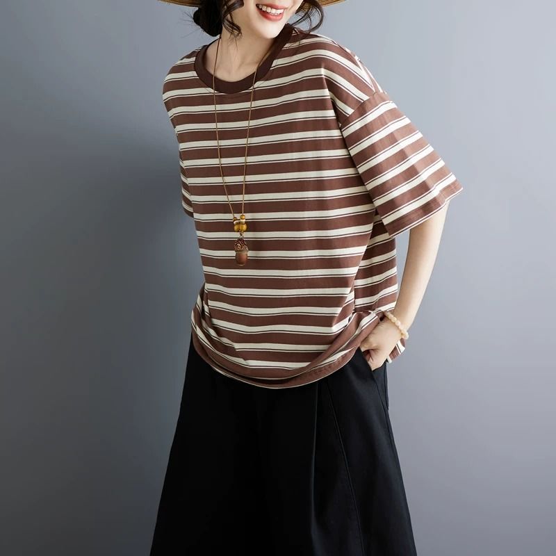 DD669 棉料條紋間色圓領上衣 Tee (M L XL 2XL) $90 （分類：T-shirt）位於 Hong Kong。 由 conniedai 提交（商品編號 1449346269，圖片 3）。簡介： 尺碼 : M / L / XL / 2XL M : 衣長 : 59cm 胸圍 : 114cm 肩寬 : 52cm 袖長 : 20cm L : 衣長 : 60cm 胸圍 : 118cm 肩寬 : 53cm 袖長 : 21cm XL : 衣長 : 61cm 胸圍 : 122cm 肩寬 : 54cm 袖長 : 21cm 2XL : 衣長 : 62cm 胸圍 : 126cm 肩寬 : 55cm 袖長 : 21cm 顏色 : 咖啡 (見圖) 。