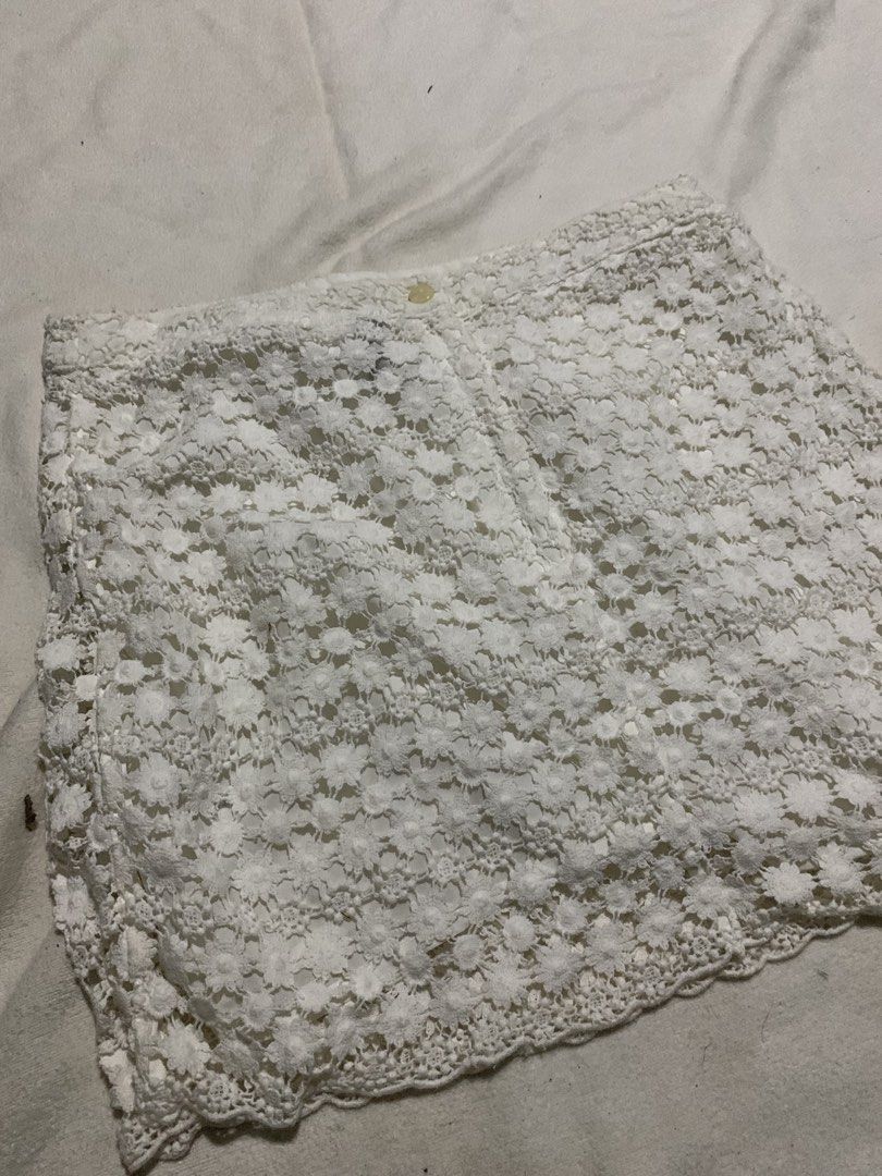 DIVIDED by H&M White Lace Mini Skirt (Category: Skirts) located in Bulacan. Submitted by solsic (Listing ID 1449502146, Image 2). Description: White mini skirt from Divided by H&M - Features a delicate floral lace overlay - Front zipper and button closure for easy wear - Pretty scalloped hemline detail - Ideal for summer or casual outings, pairs well with simple tops - Size: 6 - Waistline: 24” - Length: 19” Well used, perfect for casual attire Is