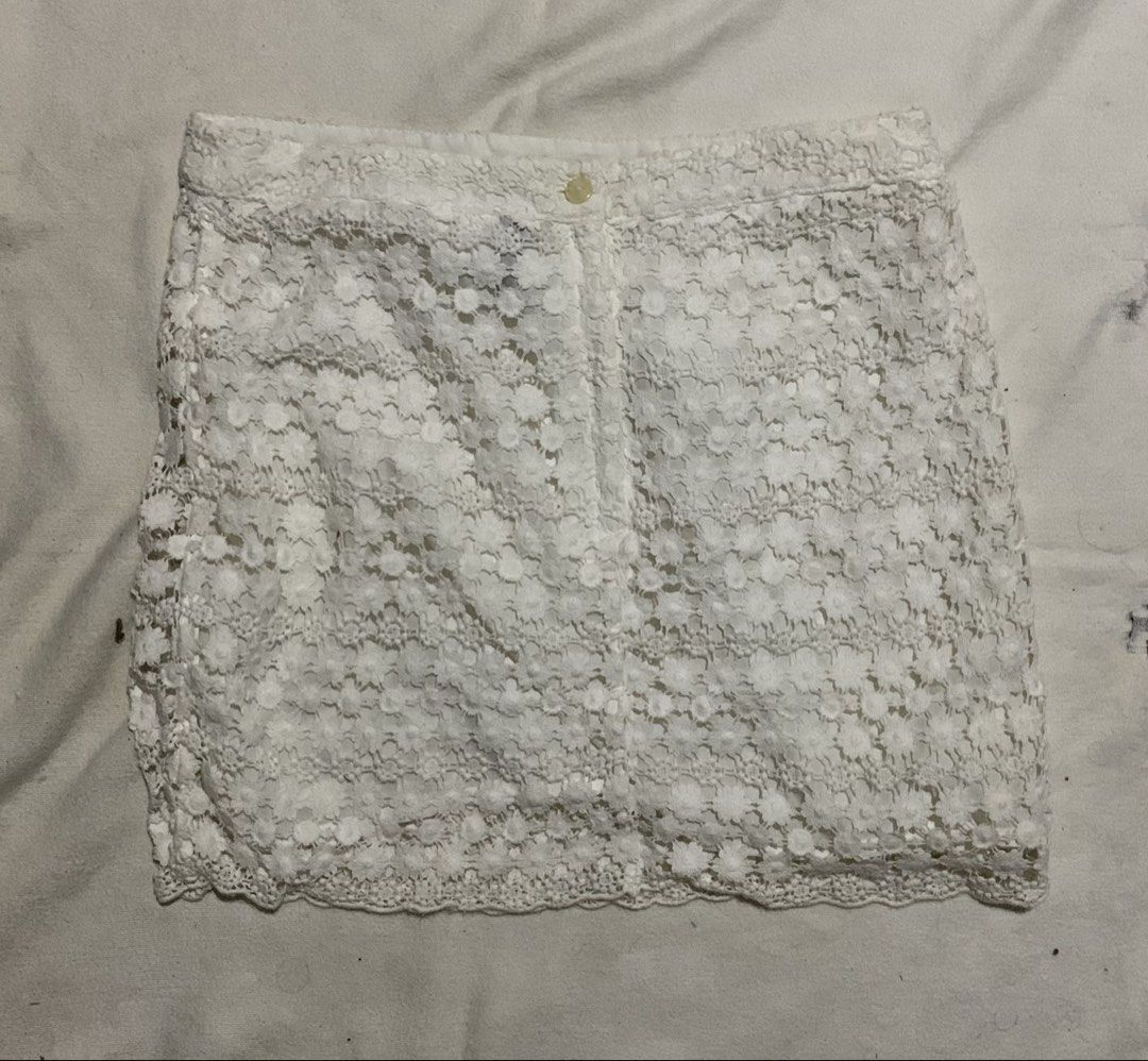 DIVIDED by H&M White Lace Mini Skirt (Category: Skirts) located in Bulacan. Submitted by solsic (Listing ID 1449502146, Image 1). Description: White mini skirt from Divided by H&M - Features a delicate floral lace overlay - Front zipper and button closure for easy wear - Pretty scalloped hemline detail - Ideal for summer or casual outings, pairs well with simple tops - Size: 6 - Waistline: 24” - Length: 19” Well used, perfect for casual attire Is
