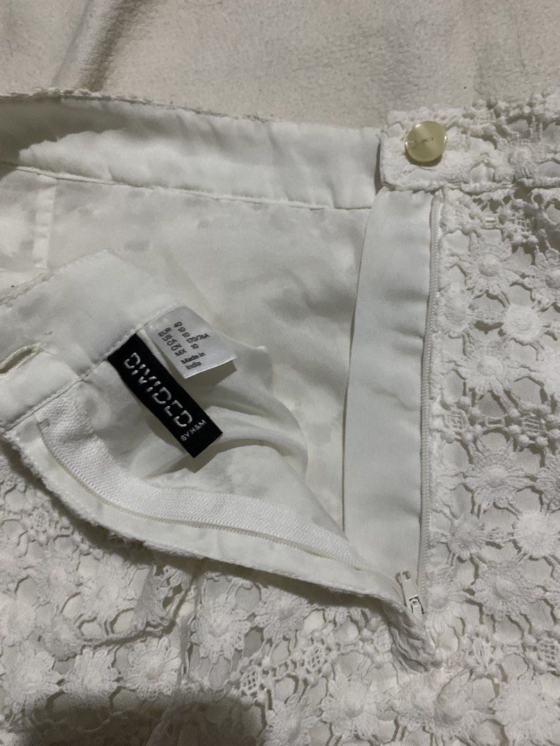 DIVIDED by H&M White Lace Mini Skirt (Category: Skirts) located in Bulacan. Submitted by solsic (Listing ID 1449502146, Image 3). Description: White mini skirt from Divided by H&M - Features a delicate floral lace overlay - Front zipper and button closure for easy wear - Pretty scalloped hemline detail - Ideal for summer or casual outings, pairs well with simple tops - Size: 6 - Waistline: 24” - Length: 19” Well used, perfect for casual attire Is