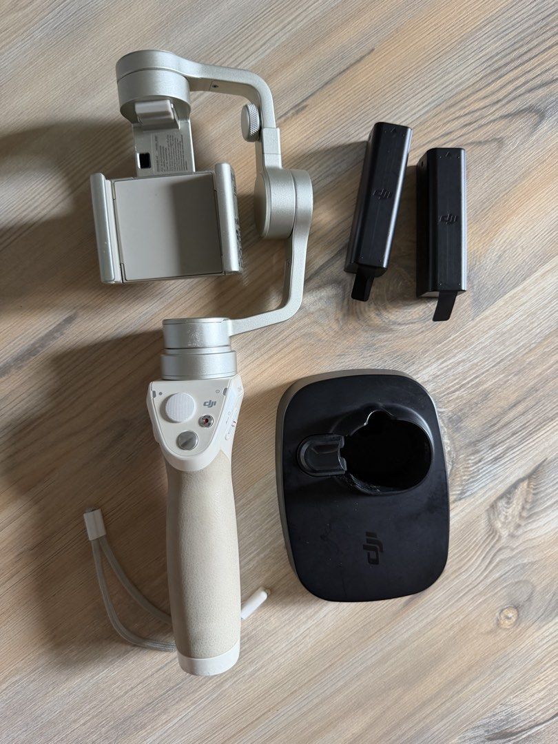 DJI Gimbal (Category: Gimbals & Stabilizers ) located in Quezon City. Submitted by monicacle (Listing ID 1449341131, Image 2). Description: With Bag 2pcs battery Stand.