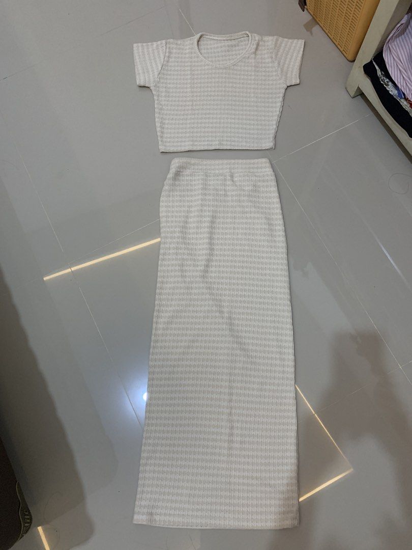 dress lavieenawear one set (Kategori: Gaun & Rok) berada di Yogyakarta. Dikirim oleh preloveedbykina (ID iklan 1449518013, Gambar 2). Deskripsi: one set dress, masih bagus bgt. hanya dipakai beberapa kali waktu ke pantai.