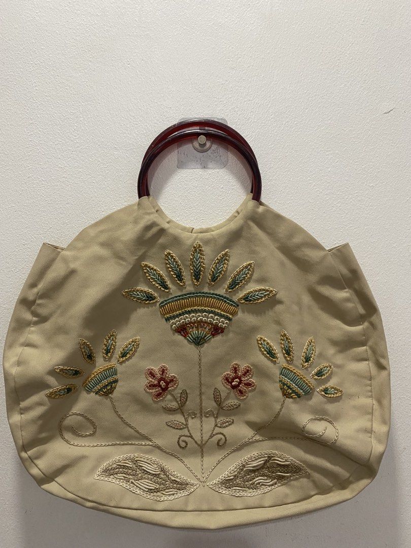 Floral Embroidered Bag (Category: Purses & Pouches) located in Manila. Submitted by braca21 (Listing ID 1449354656, Image 1). Description: .