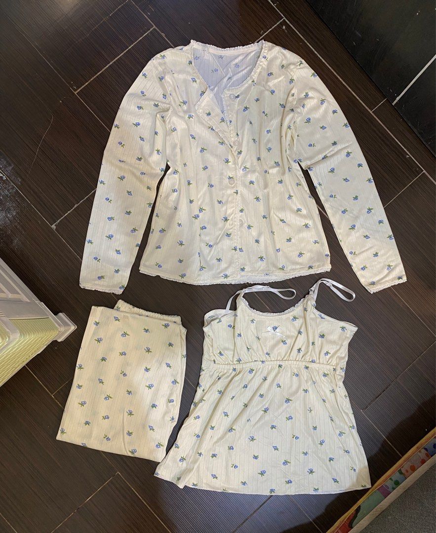 Flowery Lace Vintage Piyama Pajamas 3in1 (Kategori: Pakaian - Lainnya) berada di Bekasi. Dikirim oleh decluttering.by.anggit (ID iklan 1449527892, Gambar 1). Deskripsi: ✨ Piyama Bunga Renda ala Vintage✨ 📍LD 105-melar, P 57 (Baju Panjang) LD 80-melar, P 48 (tanktop) LP 62-114 , P 98 📍 Just ✨Perfect✨ condition, dapat 3 pcs pula, kapan lagi 🤩😍 .