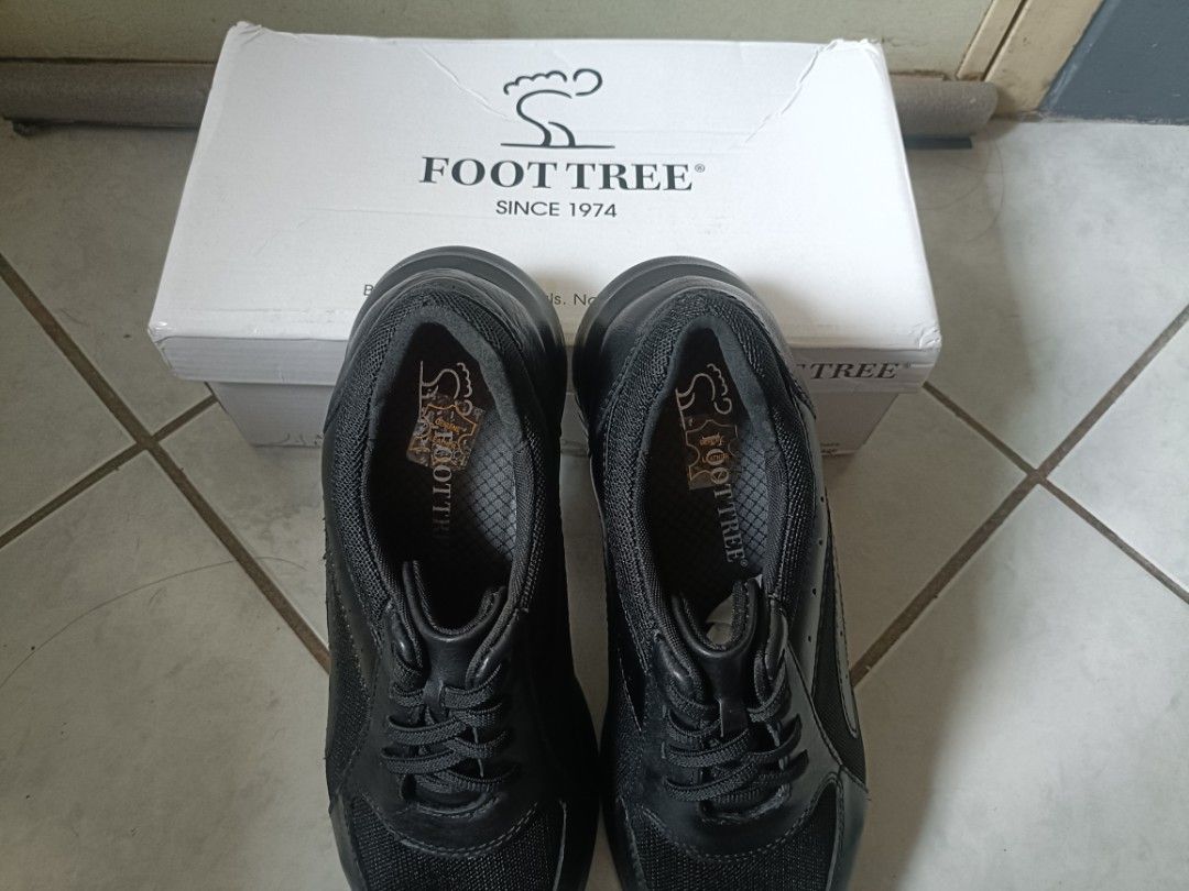 Foot Tree Black Leather & Mesh Sneakers Size 37 (Category: Sneakers) located in Quezon City. Submitted by rightyriko (Listing ID 1449389179, Image 2). Description: - Black Foot Tree sneakers - Size 37 - Made with leather and mesh panels - Lace-up closure - Comes with original box - Genuine leather - Perfect for all-day comfort - Wide-fit friendly.