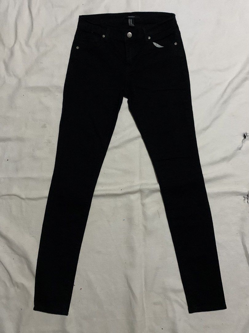 Forever 21 Black Skinny Jeans (Category: Jeans) located in Bulacan. Submitted by solsic (Listing ID 1449503182, Image 1). Description: - Classic black skinny jeans - Brand: Forever 21 - High-waisted fit - Stretchy material for ultimate comfort - Essential for any wardrobe - Waistline: 28” - Length: 39” Leg opening: 10” Well used, perfect for casual attire Issue: Mine: 150 plus SF Courier: J&T/Lalamove. Payment: Gcash / Maribank Meet upSJDM Bulaca