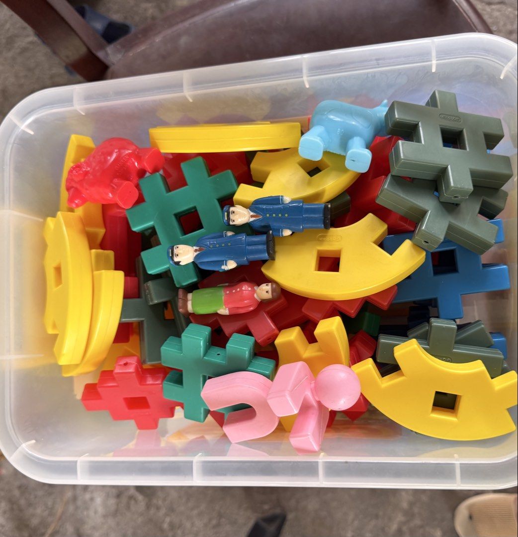 Gakken New Blocks Building Toy Set 2 (Category: Lego & Building Sets) located in Santa Cruz. Submitted by maqui15 (Listing ID 1449352958, Image 3). Description: - Gakken New Blocks 'Hajimete no Set 2' (First Set 2) - Features various shapes and colors - Includes fun figures and accessories - Encourages creativity and building skills in young children - Stored in a clear plastic tub with a red lid and yellow handle.