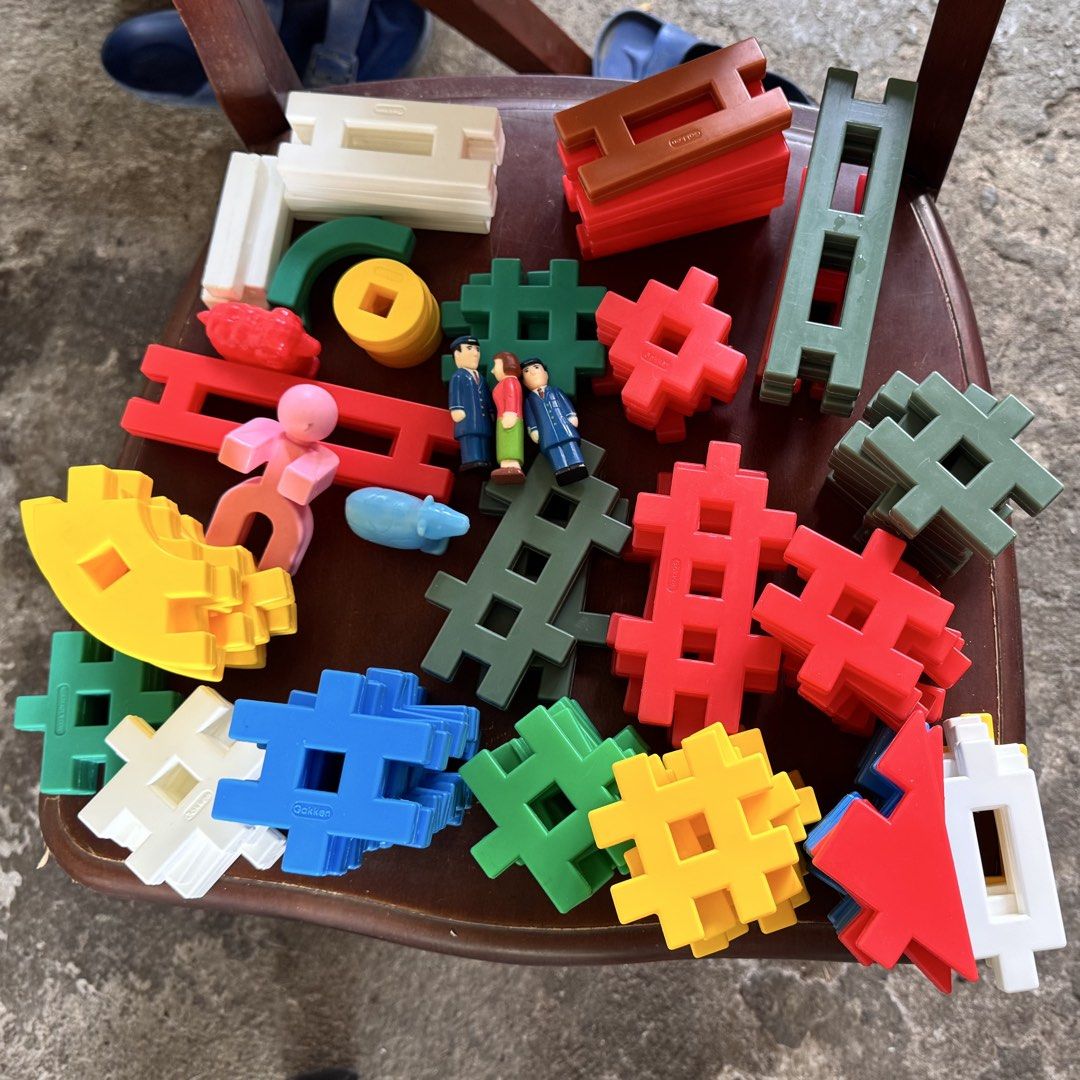Gakken New Blocks Building Toy Set 2 (Category: Lego & Building Sets) located in Santa Cruz. Submitted by maqui15 (Listing ID 1449352958, Image 2). Description: - Gakken New Blocks 'Hajimete no Set 2' (First Set 2) - Features various shapes and colors - Includes fun figures and accessories - Encourages creativity and building skills in young children - Stored in a clear plastic tub with a red lid and yellow handle.
