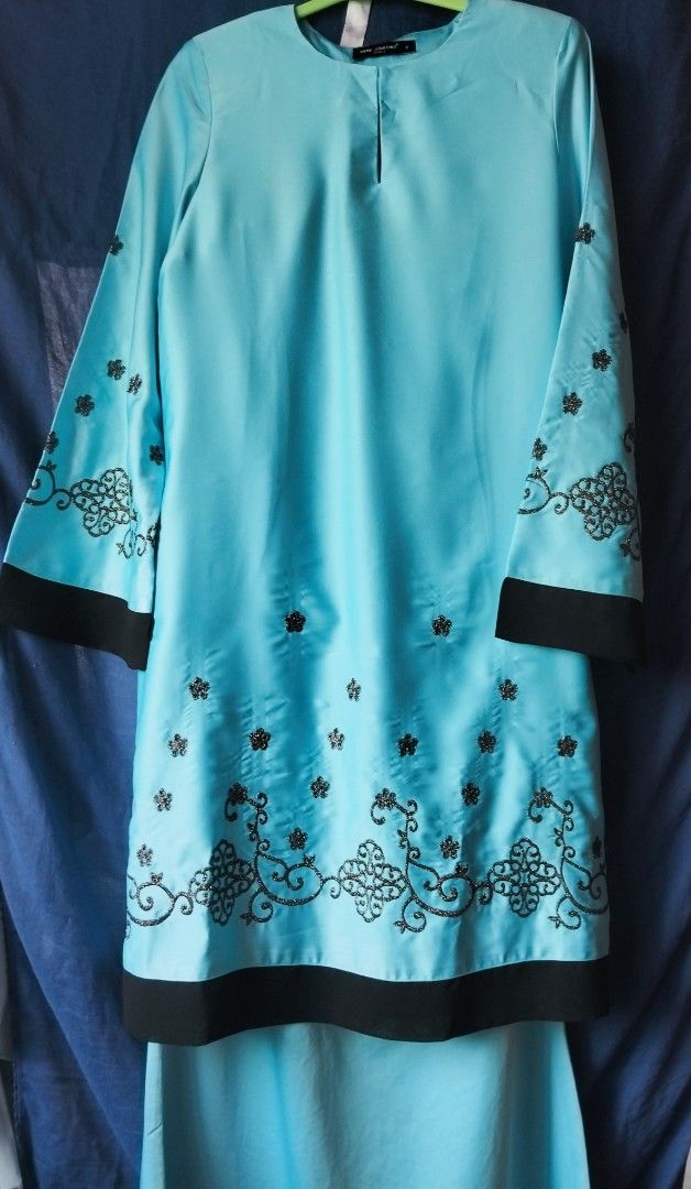 Gene Martino Baju Kurung Set Size S (Category: Baju Kurung & sets) located in Bandar Baharu. Submitted by nazhirahn87439 (Listing ID 1449350896, Image 2). Description: - Brand: Gene Martino🤩 - Baju Kurung Set (dull satin) - warna : Baby blue - Size: S - ada zip di kain dan zip di baju 😘.