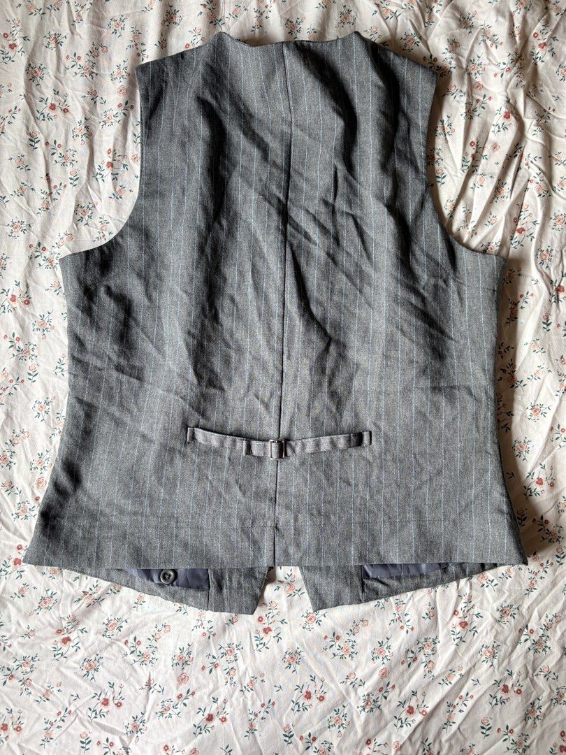 Grey vest top (Category: Sleeveless) located in Manila. Submitted by lililianne (Listing ID 1449361873, Image 2). Description: RFS: Decluttering! Used this many times for summer trips, though I have a lot of similar styles in my closet already. MOP: Gcash or Bank Transfer (BDO) MOD: J&T or Lalamove Can do meetups around Carmona area!.