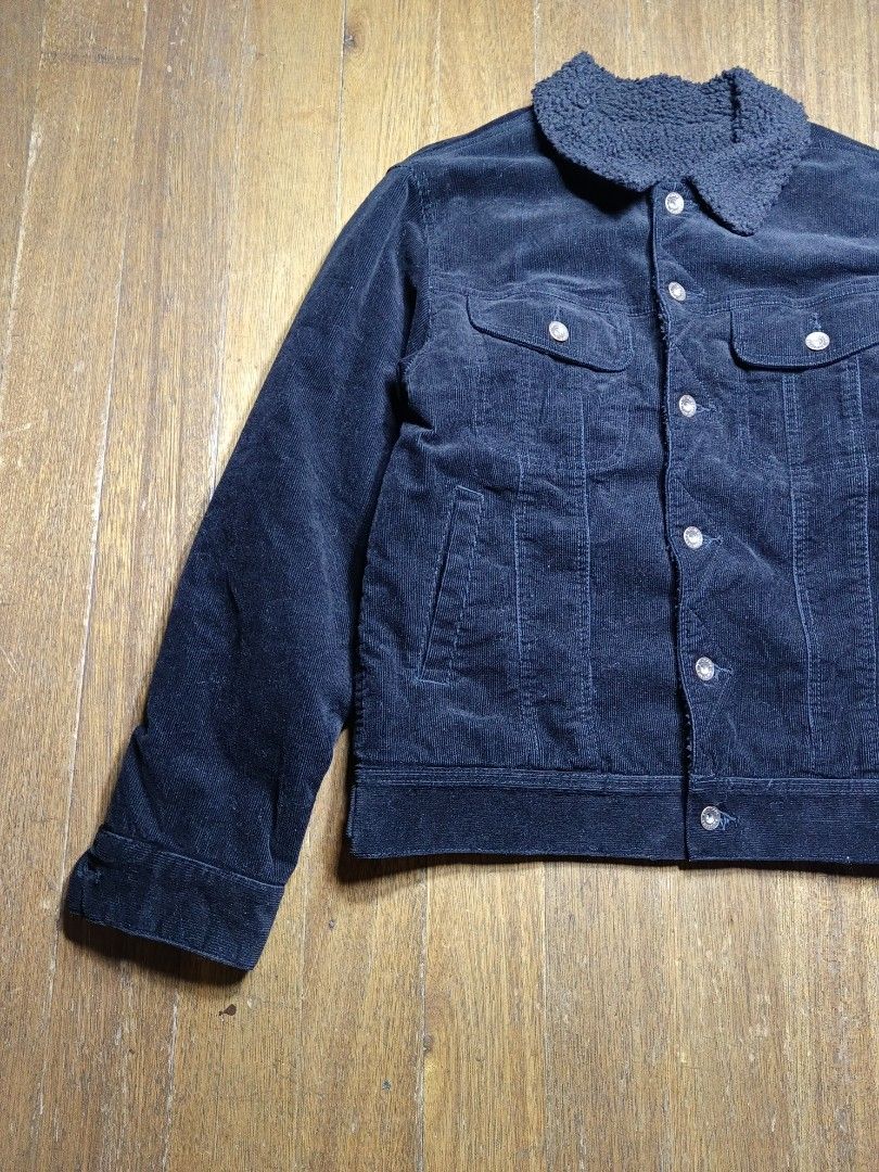 GU Corduroy Sherpa Lined Jacket (Category: Coats, Jackets and Outerwear) located in Mandaluyong City. Submitted by heatgear (Listing ID 1449469608, Image 2). Description: - Classic corduroy trucker jacket style. - Features a warm sherpa-lined collar. - Button-up front with convenient chest pockets. - Ideal for cooler weather and versatile styling. small on tag unisex dimension L 24 w 19 S 23 1500 + sf location mandaluyong willing to meet up as lo