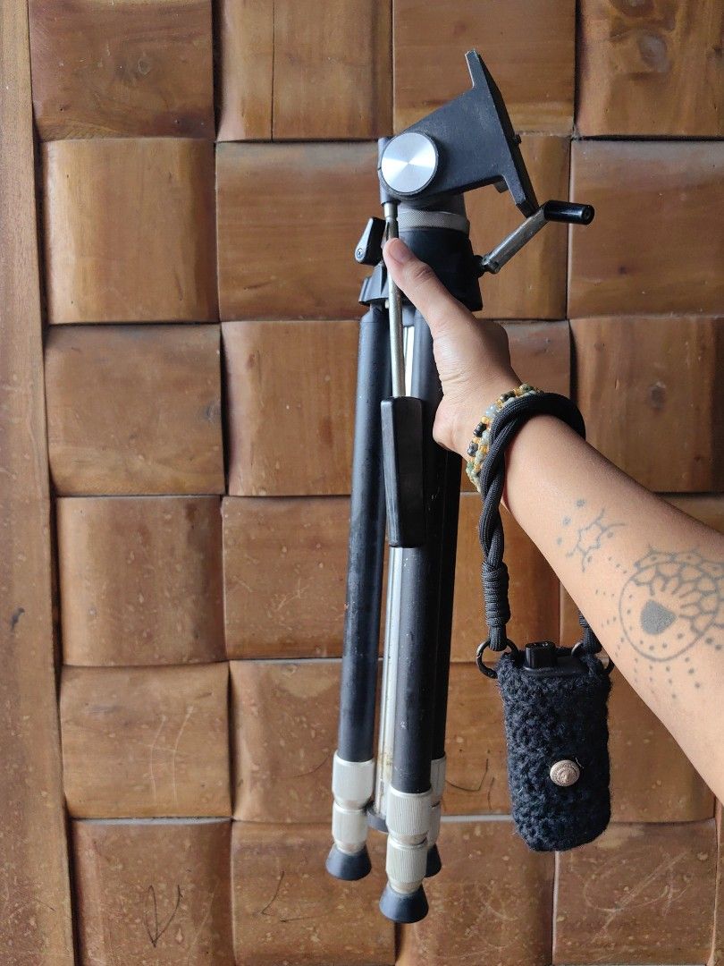 Heavy duty camera tripod (Category: Camera Bags & Carriers) located in Calamba. Submitted by princesspauliney. (Listing ID 1449382169, Image 1). Description: 42.5inches tall once set up 21inches pag hindi pa nakaset up. Maganda matibay at pang heavy duty talaga.
