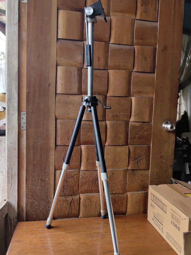 Heavy duty camera tripod (Category: Camera Bags & Carriers) located in Calamba. Submitted by princesspauliney. (Listing ID 1449382169, Image 3). Description: 42.5inches tall once set up 21inches pag hindi pa nakaset up. Maganda matibay at pang heavy duty talaga.