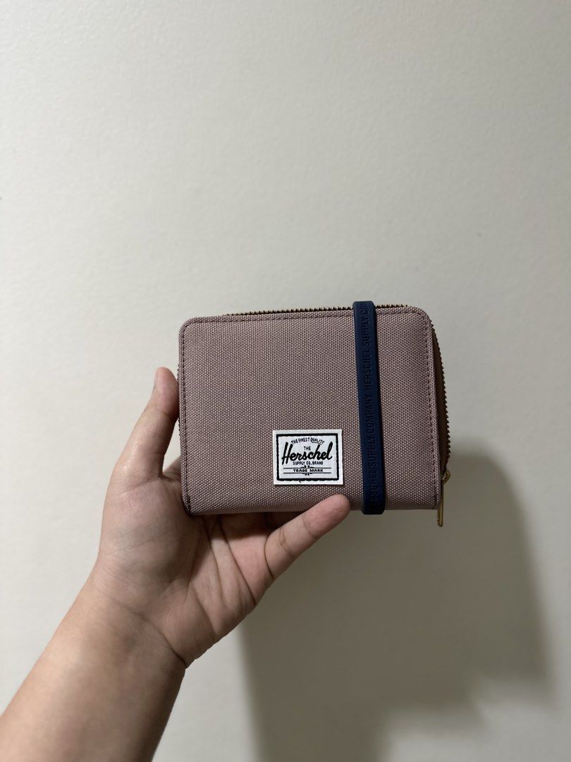 Herschel Quarry RFID Zip Wallet (Ash Rose) (Category: Wallets & Card holders) located in Manila. Submitted by trdstr (Listing ID 1449428470, Image 1). Description: - On hand and negotiable - Herschel Quarry Wallet Ash Rose - Brand new and never been used - Perfect and compact for everyday use.