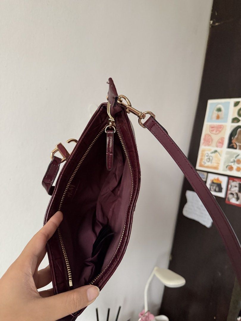 H&M Croc Embossed Shoulder Bag Burgundy (Category: Shoulder Bags) located in Lipa City. Submitted by xynami (Listing ID 1449414069, Image 3). Description: impulse buy used once for halloween .