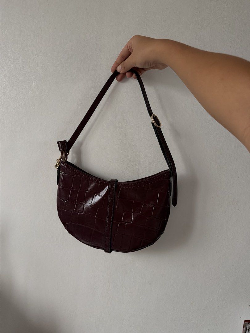 H&M Croc Embossed Shoulder Bag Burgundy (Category: Shoulder Bags) located in Lipa City. Submitted by xynami (Listing ID 1449414069, Image 2). Description: impulse buy used once for halloween .