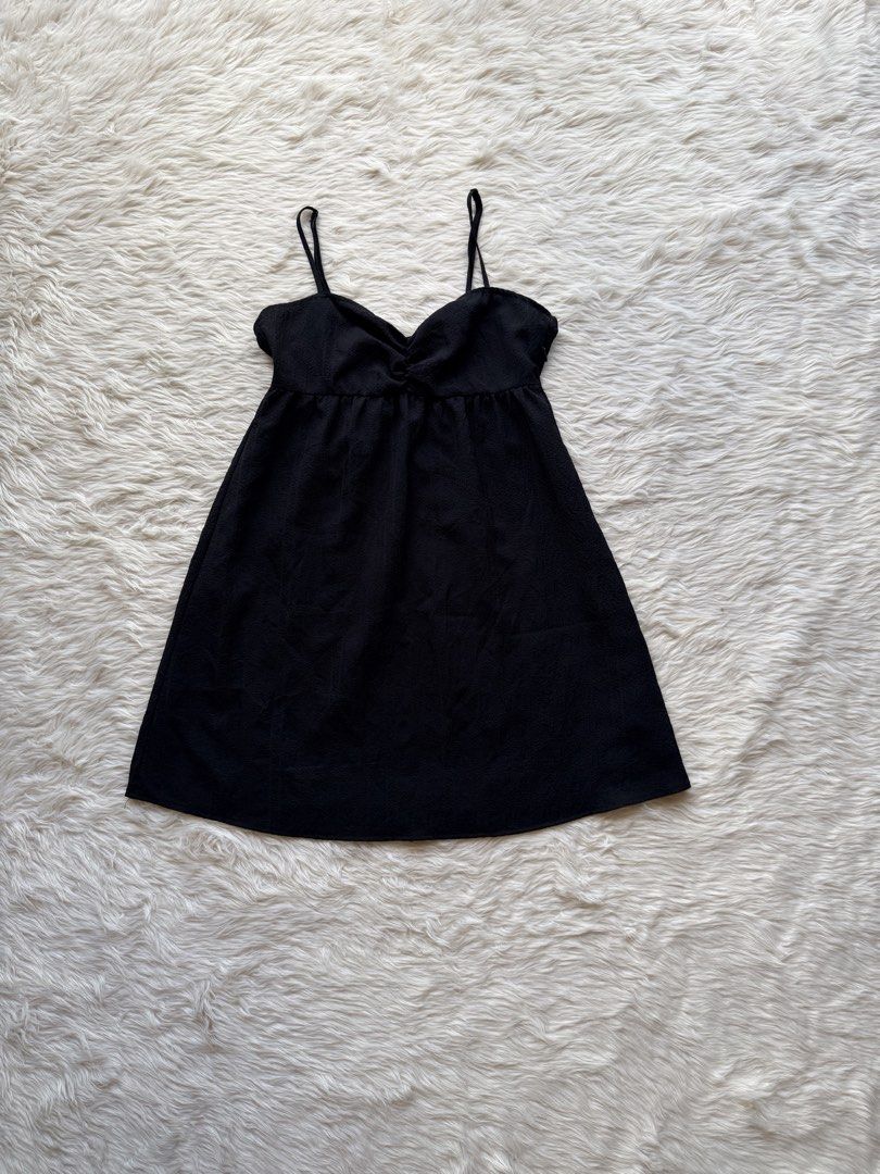 H&M Divided Black Textured Mini Dress (Category: Dresses) located in Cebu City. Submitted by hazelcris (Listing ID 1449432385, Image 2). Description: - Cute black mini dress from H&M Divided - Textured fabric for a unique feel - Flattering sweetheart neckline with a stylish twist detail - Adjustable spaghetti straps for a perfect fit - Versatile for casual outings or dressing up - Easy to style for any occasion.