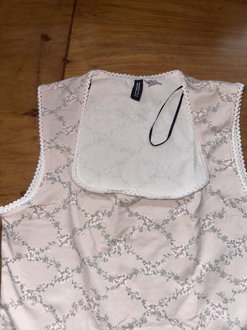 H&M Floral Square Neck Sleeveless Top (Category: Sleeveless) located in Makati City. Submitted by whosjoedaddy (Listing ID 1449391969, Image 2). Description: NEVER WORN Cute H&M top with a floral print. Square neckline and sleeveless design. White lace trim along the neckline and armholes. Great for casual wear or dressing up..