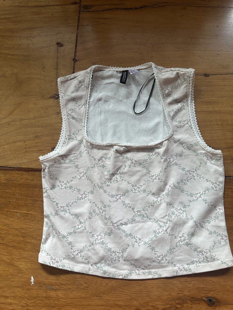 H&M Floral Square Neck Sleeveless Top (Category: Sleeveless) located in Makati City. Submitted by whosjoedaddy (Listing ID 1449391969, Image 1). Description: NEVER WORN Cute H&M top with a floral print. Square neckline and sleeveless design. White lace trim along the neckline and armholes. Great for casual wear or dressing up..