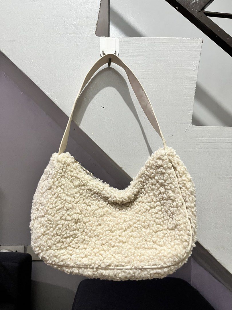 H&M furry Shoulder Bag Cream (Category: Shoulder Bags) located in Angono. Submitted by dubibo (Listing ID 1449476992, Image 1). Description: - Cream colored teddy fleece shoulder bag from H&M - Super soft and fluffy material - Secure zipper closure - Ideal for everyday use - Fits all your essentials - Comfortable and easy to carry.