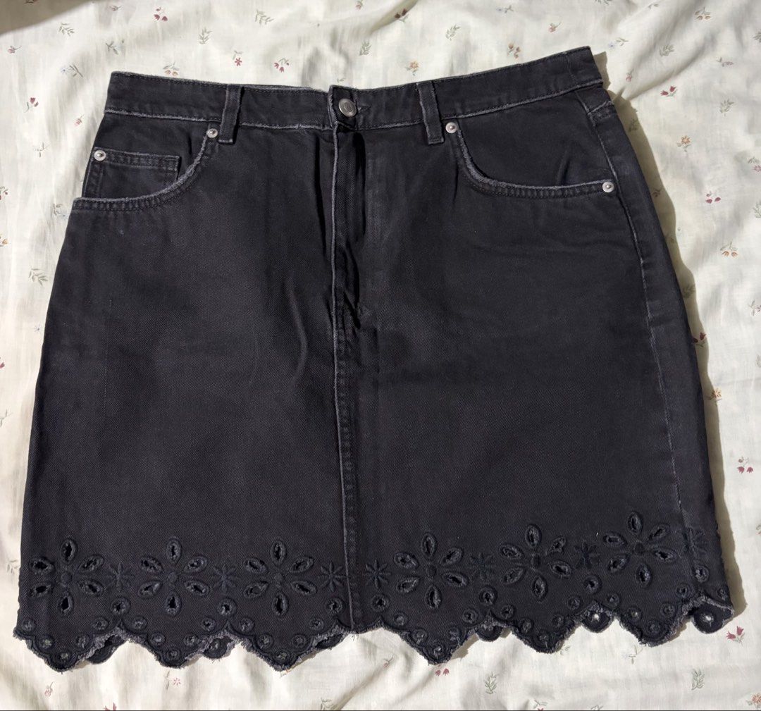 H&M Skirt (Category: Skirts) located in Makati City. Submitted by cecebeh (Listing ID 1449337089, Image 1). Description: H&M Skirt Size 10 on tag.