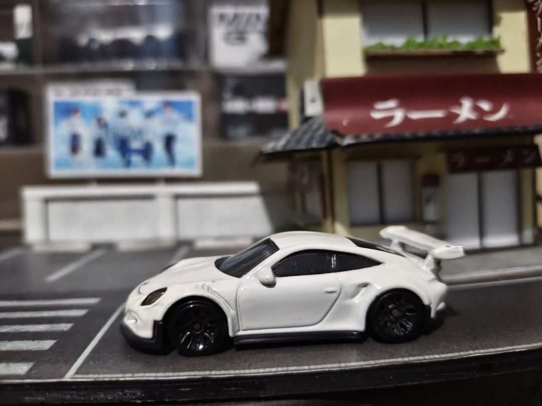 Hotwheels Porsche 911 GT3 RS Putih Loose (Kategori: Mainan) berada di Surakarta. Dikirim oleh nusantara_stores (ID iklan 1449389385, Gambar 2). Deskripsi: Hotwheels Porsche 911 GT3 RS Putih kondisi loose,ada sedikit dent di spoiler (judge by pict slide terahkir),wheels belakang sedikit seret. more info chat📲 sudah include box pengiriman & silica gel.