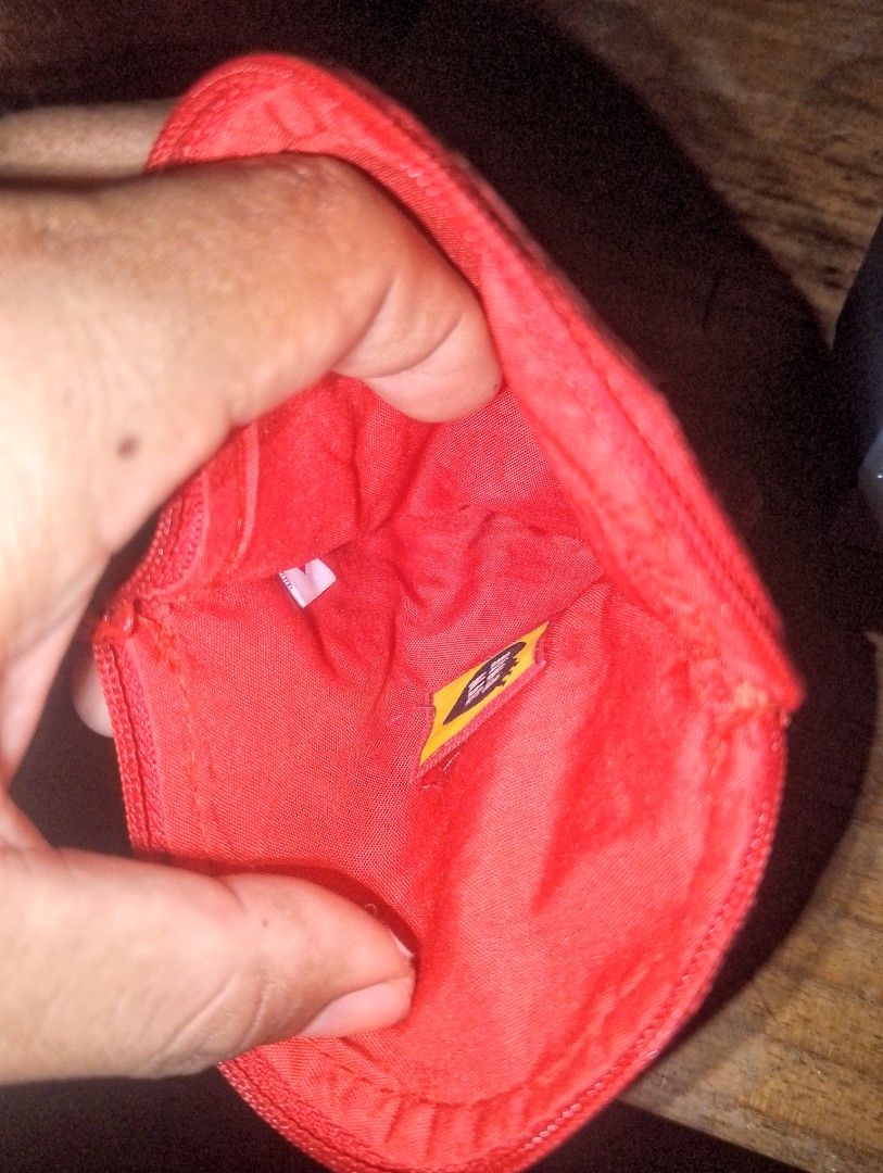 HUMAN MADE HEART WALLET (Category: Luxury Bags & Wallets) located in Caloocan City. Submitted by ndkph (Listing ID 1449405689, Image 3). Description: ISSUE LOOSE TAG STITCH.