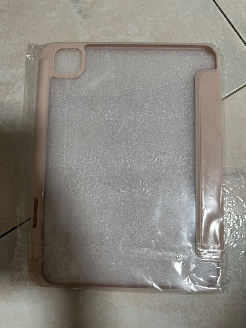 iPad casing (Category: Cases & Sleeves) located in Singapore. Submitted by nicole0204 (Listing ID 1449465342, Image 2). Description: .