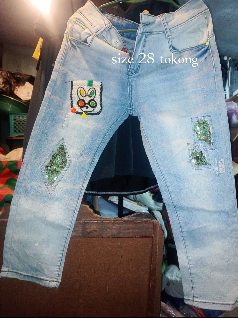 jeans collection 4 (Category: Jeans) located in Manila. Submitted by crustynico23 (Listing ID 1449500320, Image 2). Description: Light wash denim jeans. These have a slimming fit. Custom hand-drawn art on the legs, including musical notes and hearts. Some distressed details preloved collextion. Unique piece..