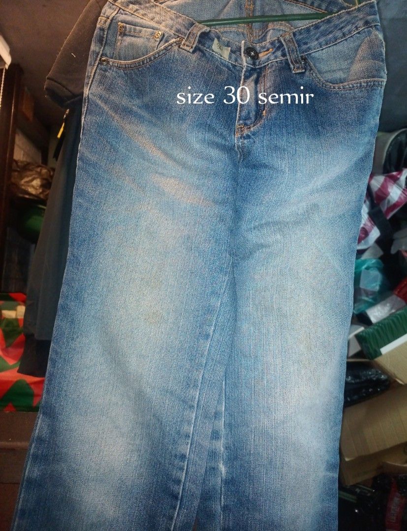 jeans collection 4 (Category: Jeans) located in Manila. Submitted by crustynico23 (Listing ID 1449500320, Image 3). Description: Light wash denim jeans. These have a slimming fit. Custom hand-drawn art on the legs, including musical notes and hearts. Some distressed details preloved collextion. Unique piece..