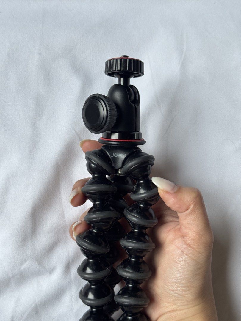 JOBY GorillaPod 1K Kit Tripod (Category: Tripods & Monopods) located in Quezon City. Submitted by alohacart (Listing ID 1449470712, Image 3). Description: - JOBY GorillaPod 1K Kit - Flexible tripod for cameras - Includes ballhead mount - Ideal for travel and vlogging - Compact and portable design - Simple setup and operation RFS: decluttering Mode of Payment: GCash / BDO Location: Quezon City 📦 Mode of Delivery: J&T Express / Same-day delivery v