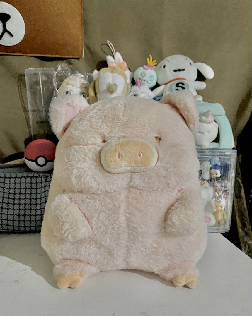 Jumbo (bulk) Lulu the pig plush (Category: Plushies & Soft Toys) located in Legazpi City. Submitted by whimsy-world (Listing ID 1449491379, Image 1). Description: With Etiketa Articulated tail Very bulky Cute Smooth texture Matabaaaaaa Very chubbyyyy nyahaha.