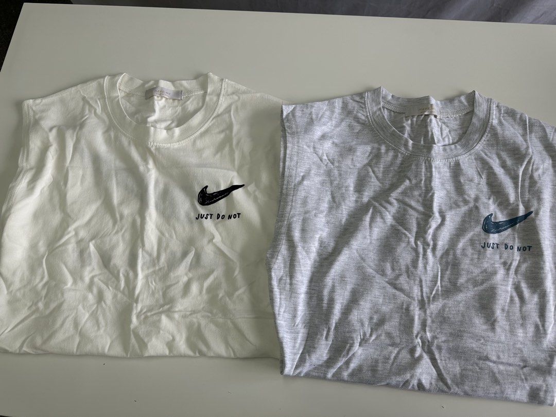 韓國東大門Just Do Not背心 （分類：T-shirt、恤衫、有領衫）位於 Hong Kong。 由 1827639302 提交（商品編號 1449407059，圖片 1）。簡介： 韓國東大門品牌男裝背心 韓國製造 有白色、灰色、米黃色 $60一件 全新無著過 One size （膊:40cm; 長70cm) 大學站/火炭站面交 只接受面交時現金/fps/payme支付。