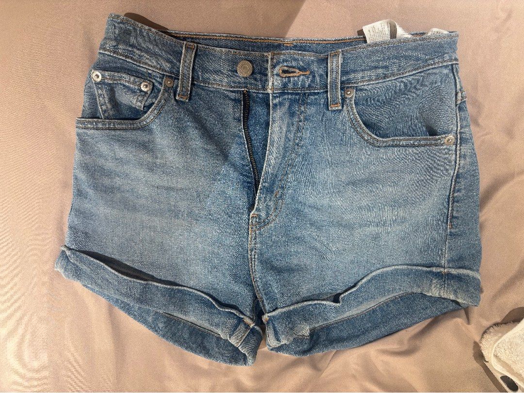 由 effillwei (刊登 ID 1449440223，圖片 1) 提交，位於 新北市 (New Taipei) 的 Levi’s 牛仔短褲 女生 26 (類別：短褲)，說明：Levi’s 牛仔短褲 腰圍：26號。