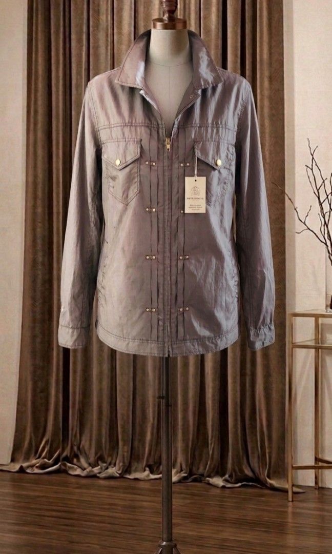 Levis jacket (Kategori: Baju Luaran) berada di Bekasi. Dikirim oleh lemaricantixqu (ID iklan 1449341739, Gambar 1). Deskripsi: ori Levis ya, bahan parachute halus, ga bakal lecek trus cepet kering . Aman cuci tangan. Nggak ada robek. kancing utuh, belum turun warna. ok buat nongky. ngampus. motoran , ngemall Adopt aja kalau perlu. bagus kok ini buat segala acara dan bakal tahan lama jg bahan nya bagus LD 90 masih masuk.