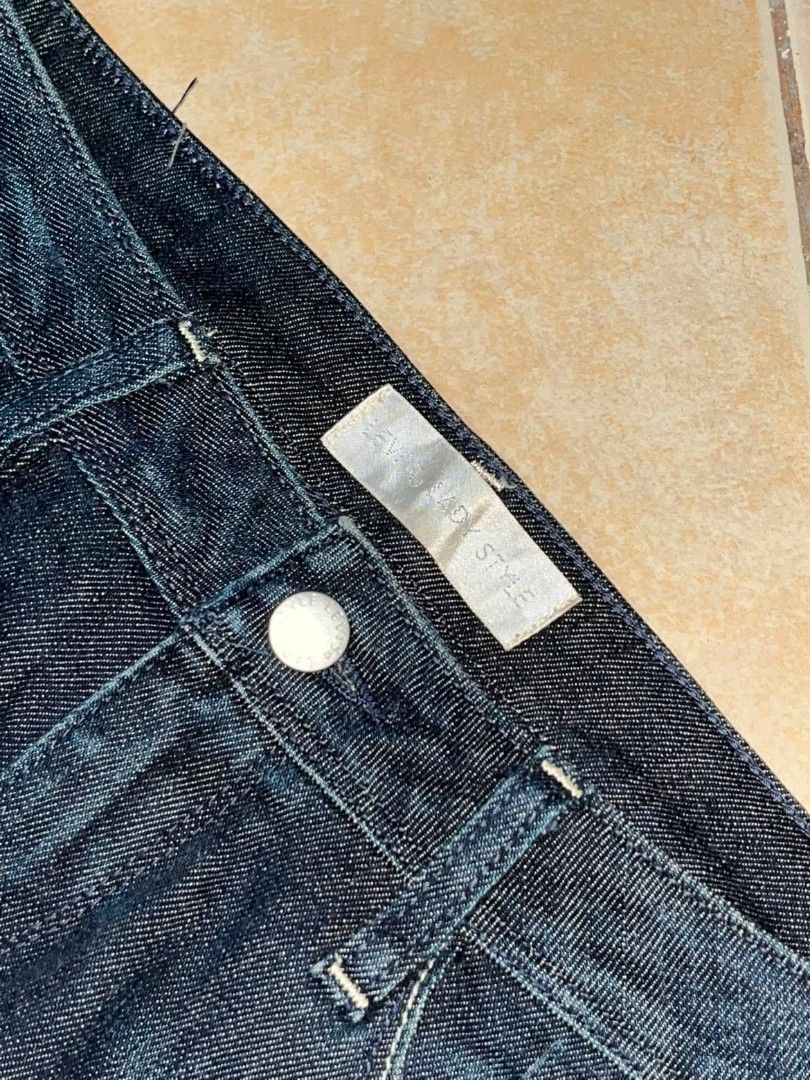 Levi's Women Flare Pants (Category: Jeans) located in Quezon City. Submitted by oshhh_ (Listing ID 1449510690, Image 3). Description: Levi's Lady Jeans.