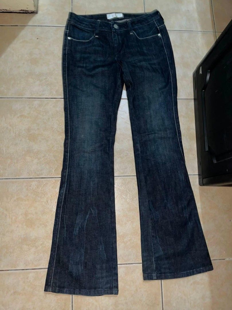 Levi's Women Flare Pants (Category: Jeans) located in Quezon City. Submitted by oshhh_ (Listing ID 1449510690, Image 2). Description: Levi's Lady Jeans.