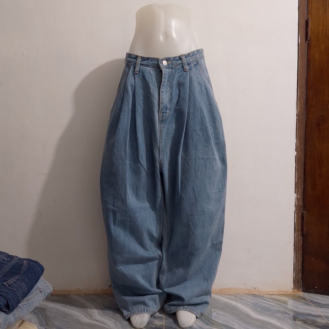 Light Wash Wide Balloon Denim Pants (Category: Jeans) located in Caloocan City. Submitted by sharpthreads18 (Listing ID 1449432301, Image 2). Description: ‎________________ ‎📏DIMES (INCHES) ‎• Waist / 29 - 31 (M on tag) ‎• Length / 41 ‎• Thigh / 15 ‎• Hem / 8.5 ‎________________ ‎🧷DETAILS ‎• Issue: None ‎• Need wash ‎• Excellent Condition ‎• Hard, Thick, and Heavy Denim.