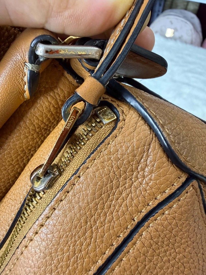 Loewe Puzzle Bag Tan Leather (Category: Luxury Bags & Wallets) located in Compostela. Submitted by thevintage92 (Listing ID 1449453558, Image 3). Description: - Authentic Loewe Puzzle bag - Color: Tan - Material: Pebble grain leather - Signature geometric paneling - Zipper closure - Detachable shoulder strap included - Interior: Loewe tag and 'Made in Spain' stamp - Ideal for everyday use.