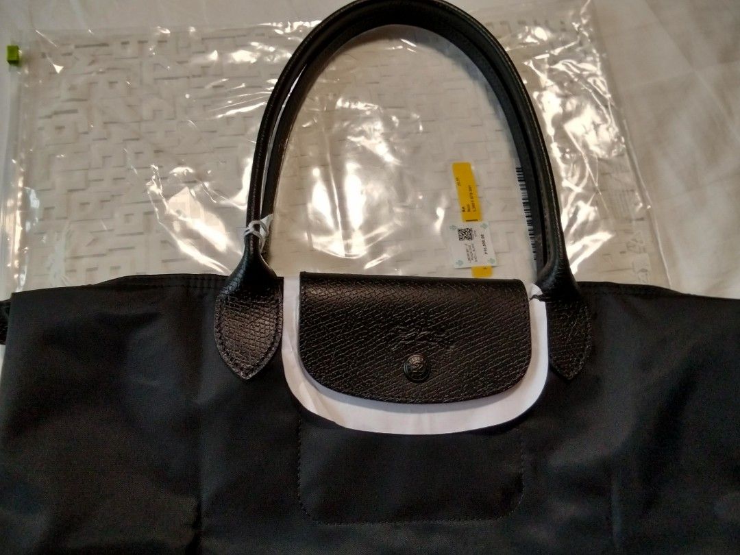 Longchamp Le Pliage Shoulder Bag Black (Category: Luxury Bags & Wallets) located in Cainta. Submitted by roweb (Listing ID 1449425074, Image 3). Description: Longchamp Le Pliage One - Medium Long Handle - color Noir/Black - brand new, bought in Solaire, received as gift.