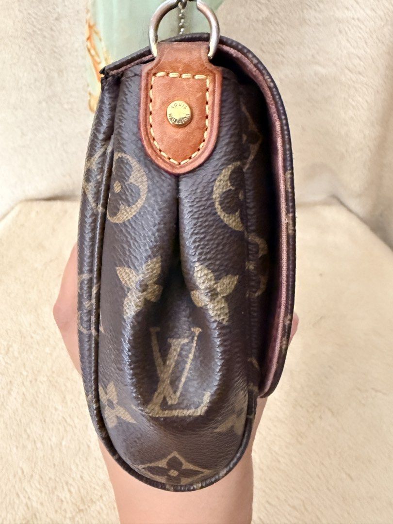 Louis Vuitton Eva Clutch (Category: Luxury Bags & Wallets) located in Manila. Submitted by epicmountain-430b (Listing ID 1449365381, Image 3). Description: Louis Vuitton Eva Clutch featuring the iconic Monogram canvas and a polished brass nameplate..