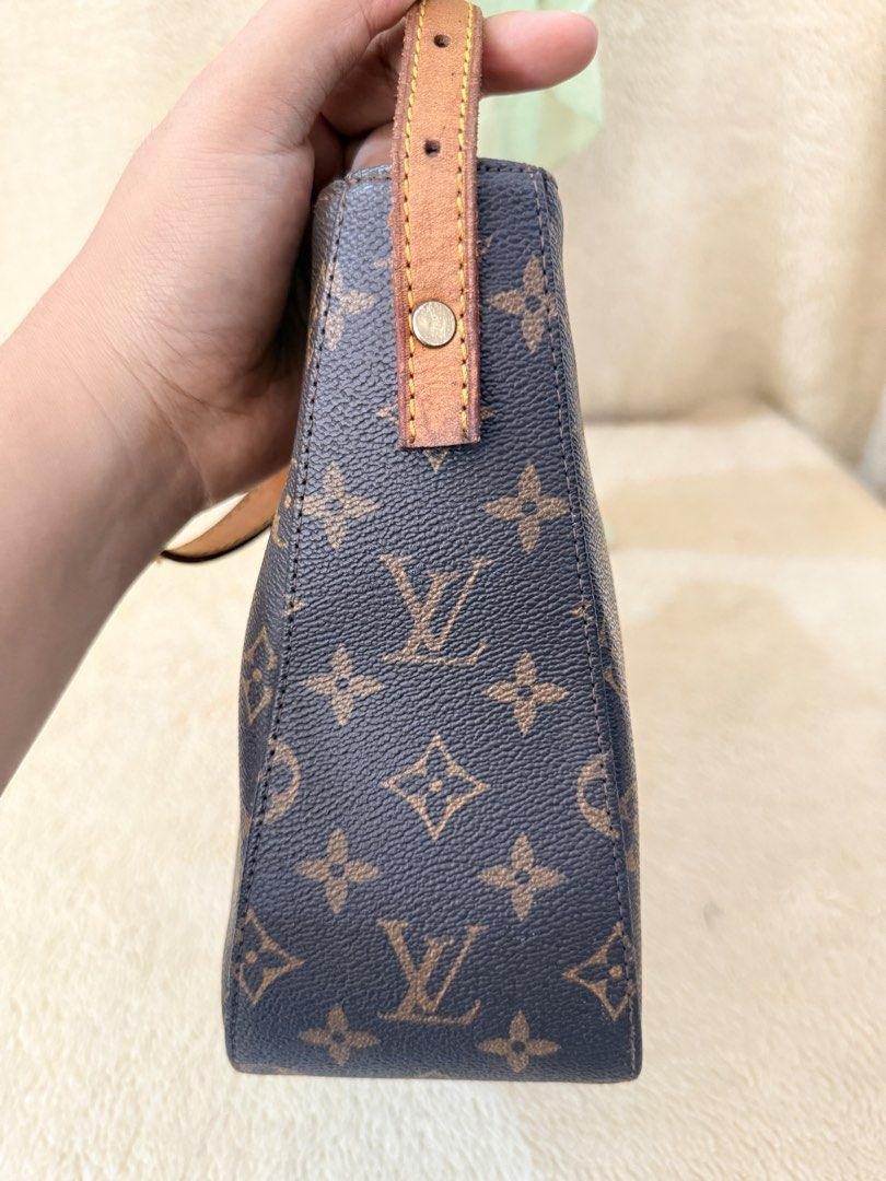 Louis Vuitton Looping MM (Category: Luxury Bags & Wallets) located in Manila. Submitted by epicmountain-430b (Listing ID 1449403452, Image 2). Description: Louis Vuitton Looping MM shoulder bag featuring the iconic brown monogram canvas..