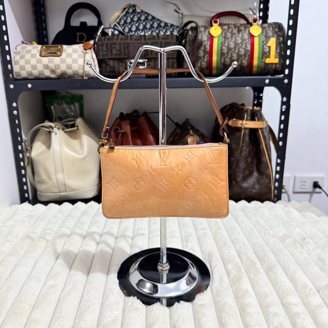 Louis Vuitton Vernis Lexington Pochette (Category: Luxury Bags & Wallets) located in Manila. Submitted by retro.archives (Listing ID 1449491111, Image 1). Description: Louis Vuitton Vernis Lexington Pochette Condition & Flaws: (See Detailed Pictures Attached) Made in France 📐 Measurements in CM Height: 11 cm Width: 20 cm Depth: 2.5 cm Drop: 15 cm 📎 TAKE NOTE : • Please note that this is a used / thrifted piece, and minor imperfections are part 