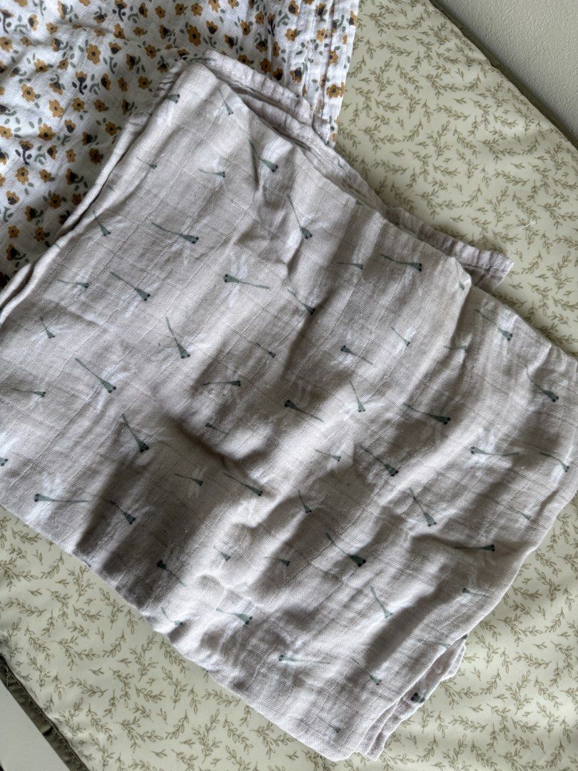 Lulujo Cotton Muslin (Category: Babies & Kids Fashion) located in Pasig City. Submitted by anjeg (Listing ID 1436606522, Image 2). Description: In great condition! Barely used. In Dragonfly and Vintage Floral design Size L 40”x40” Bought for around 1400.00.