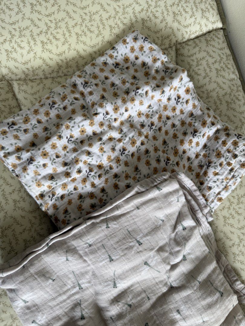 Lulujo Cotton Muslin (Category: Babies & Kids Fashion) located in Pasig City. Submitted by anjeg (Listing ID 1436606522, Image 3). Description: In great condition! Barely used. In Dragonfly and Vintage Floral design Size L 40”x40” Bought for around 1400.00.