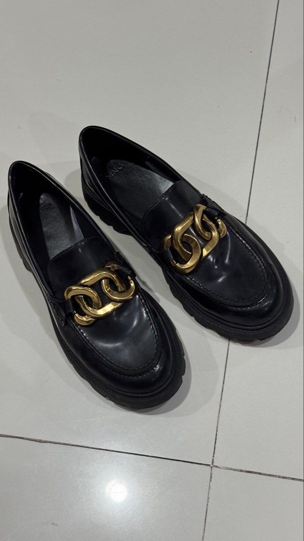 mango premium chain chunky loafers - size 39 EU / 8.5 US (Category: Loafers) located in Las Pinas. Submitted by aix.offloads (Listing ID 1449396531, Image 1). Description: ❕originally bought for around 4k php ❕used twice ❕size EU 39 / US 8-8.5 womens ❕almost patent / shiny finish, slight platform ❕i can vouch for premium quality!.