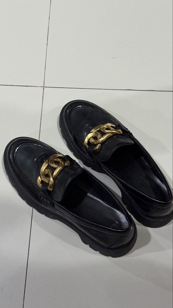 mango premium chain chunky loafers - size 39 EU / 8.5 US (Category: Loafers) located in Las Pinas. Submitted by aix.offloads (Listing ID 1449396531, Image 3). Description: ❕originally bought for around 4k php ❕used twice ❕size EU 39 / US 8-8.5 womens ❕almost patent / shiny finish, slight platform ❕i can vouch for premium quality!.