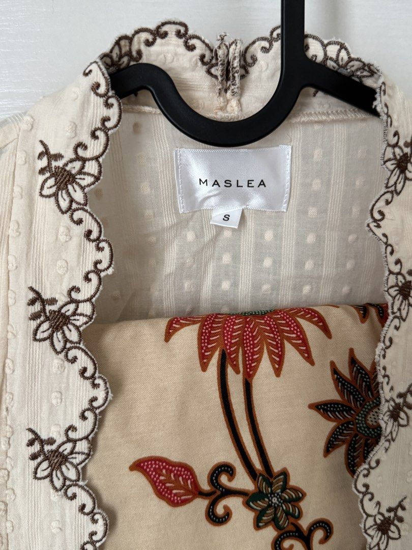 Maslea Kebaya Set (Category: Baju Kurung & sets) located in Kuala Lumpur. Submitted by bartfart (Listing ID 1449334038, Image 2). Description: - Size S but fits M-L as well because it runs loose -Automatically a melayu princess bila pakai.