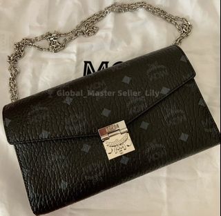 (Category: ) located in . Submitted by fashion.luxe (Listing ID 1449418269, Image 1). Description: .