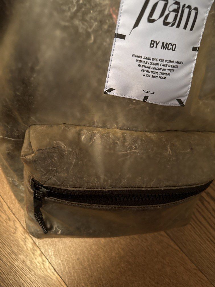 mcq backpack （分類：背包）位於 Hong Kong。 由 crazyyyyyy 提交（商品編號 1449478949，圖片 2）。簡介： 新舊如圖 ————————— 港島交收（其他地方互就） 平郵 郵費自付 / 順豐到付 ————————— Cash / Payme / FPS / AlipayHK。